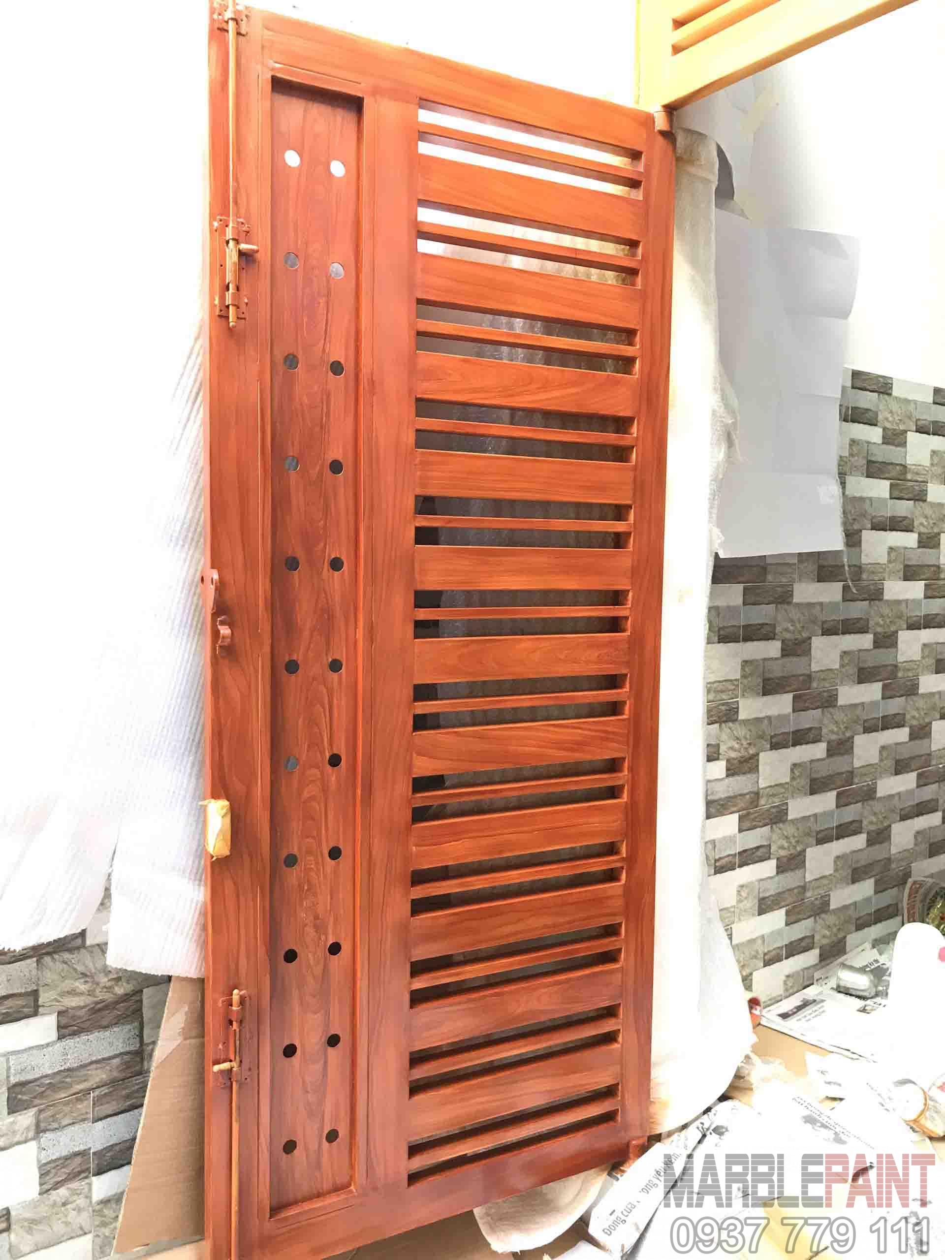 Sơn giả gỗ cửa sắt